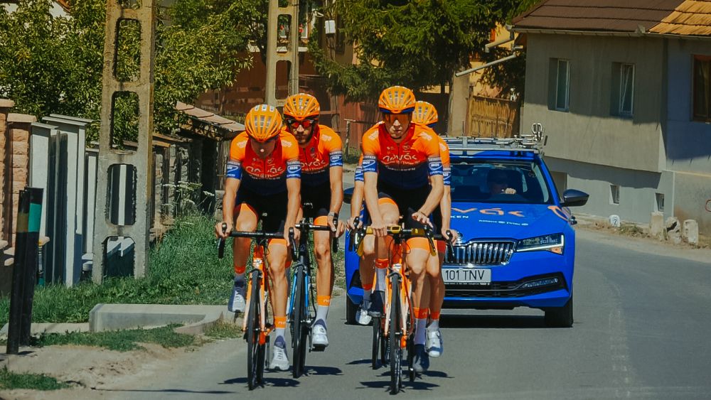 Sok sikert! Team Novak, echipa ministrului sportului, prezentă la Turul Ținutului Secuiesc la ciclism_1