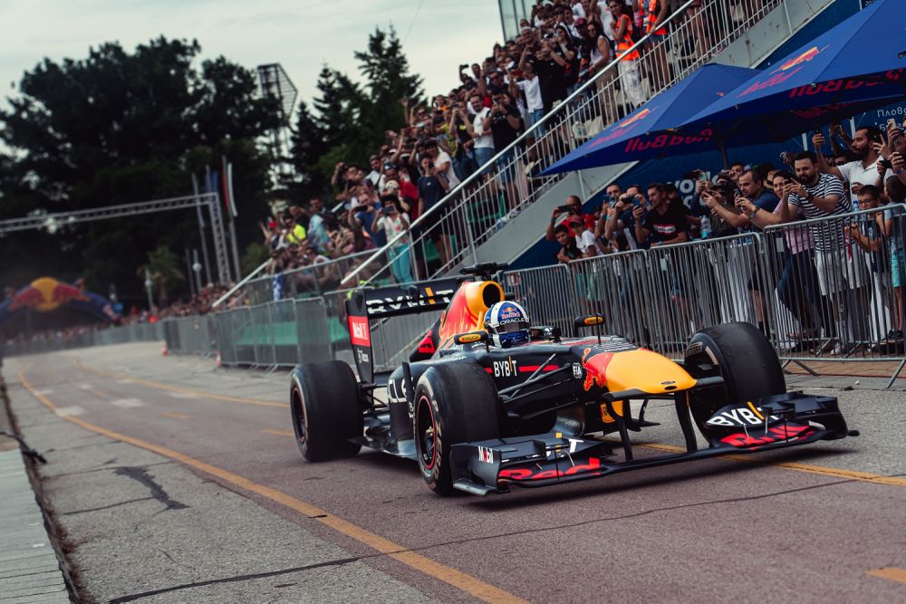 Din spatele ecranelor, în fața ta: Red Bull Racing încinge atmosfera în București pe 10 septembrie _13