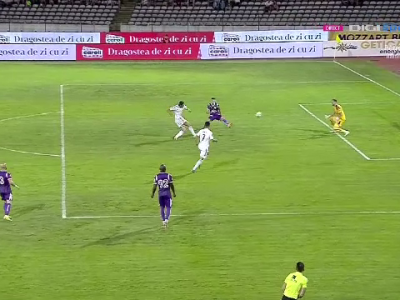 GOOOOOOOL Compagno! Italianul împinge mingea în poarta adversă după ce craiovenii au speculat o... GOOOOOOOL Compagno! Italianul împinge mingea în poarta adversă după ce craiovenii au speculat o..._393