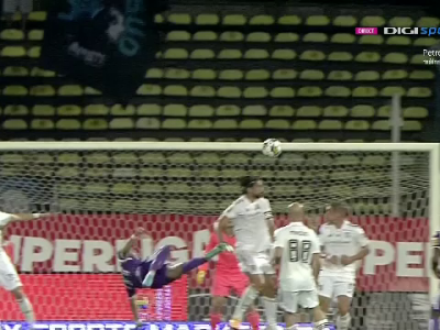 Alexandru Ișfan primește o centare și încearcă o reluare spectaculoasă din foarfecă, însă... Alexandru Ișfan primește o centare și încearcă o reluare spectaculoasă din foarfecă, însă..._400