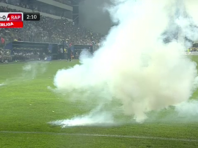 Arbitrul oprește temporar partida. Fanii "lupilor galbeni" au aruncat cu materiale pirotehnice... Arbitrul oprește temporar partida. Fanii "lupilor galbeni" au aruncat cu materiale pirotehnice..._420