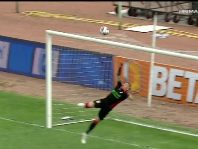 GOOOOOOL Universitatea Craiova! Andrei Ivan preia cu capul o minge grea, își face balonul și șutează... GOOOOOOL Universitatea Craiova! Andrei Ivan preia cu capul o minge grea, își face balonul și șutează..._443