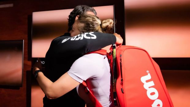 
	Cea mai strânsă relație antrenor-jucătoare în circuitul WTA! Simona Halep a sărit în brațele lui Mouratoglou imediat după finală
