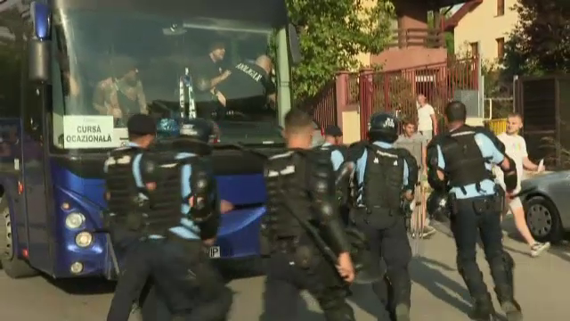 Bătaie între suporteri înainte de Dinamo - Oțelul! Jandarmii au intervenit_19