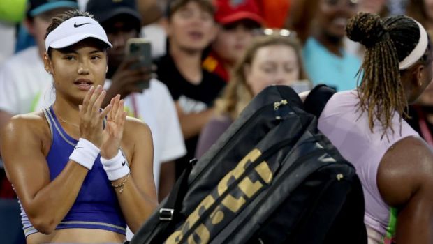 
	Emma Răducanu a umilit-o pe Serena Williams, 6-4, 6-0, în runda inaugurală la Cincinnati: reacția sportivei britanice
