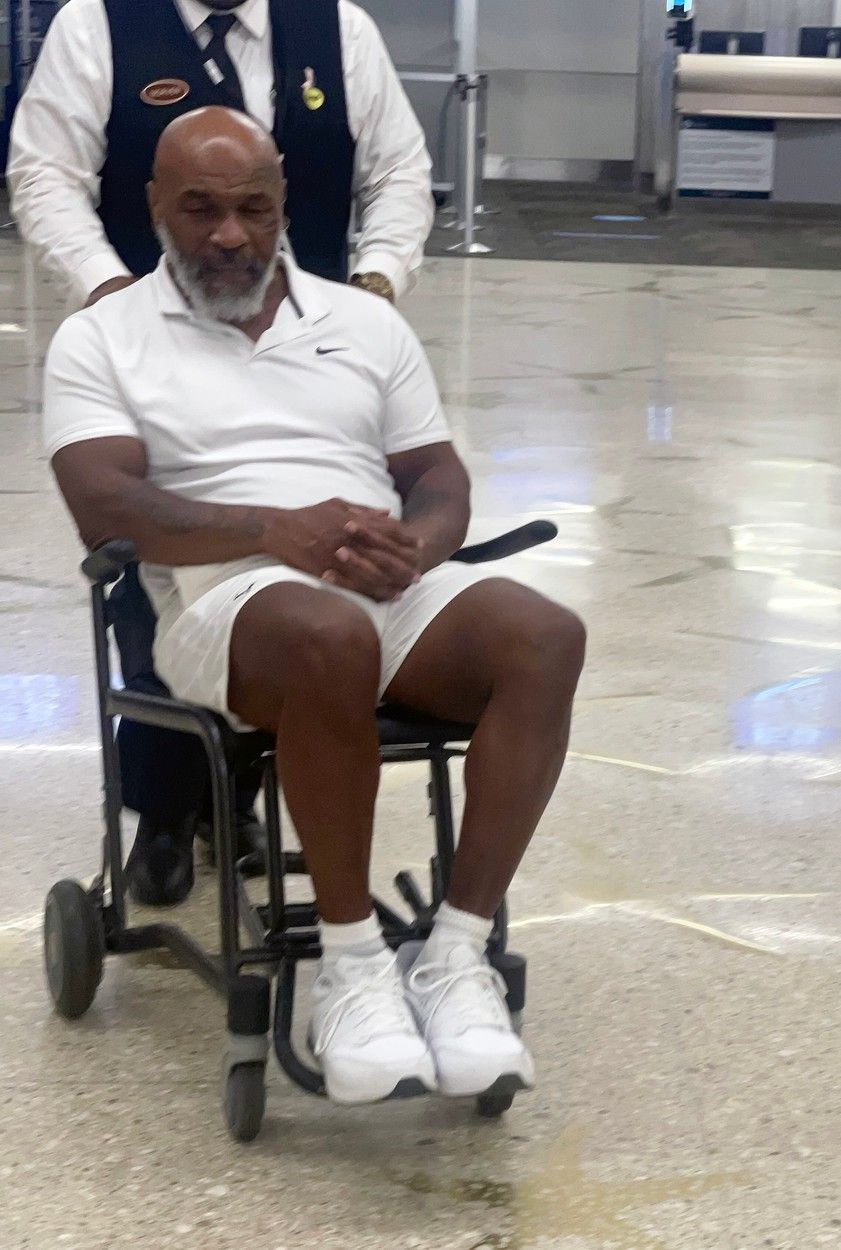 Imagini îngrijorătoare cu Mike Tyson! Celebrul boxer a fost pozat în scaun cu rotile, în aeroportul din Miami _2