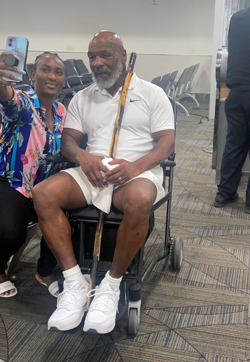 Imagini îngrijorătoare cu Mike Tyson! Celebrul boxer a fost pozat în scaun cu rotile, în aeroportul din Miami _3