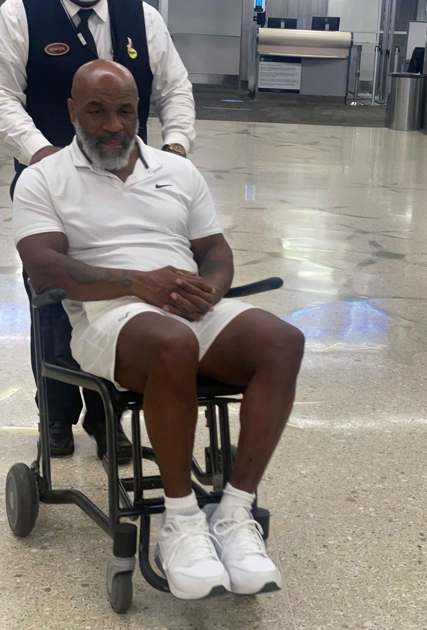 Imagini îngrijorătoare cu Mike Tyson! Celebrul boxer a fost pozat în scaun cu rotile, în aeroportul din Miami _4