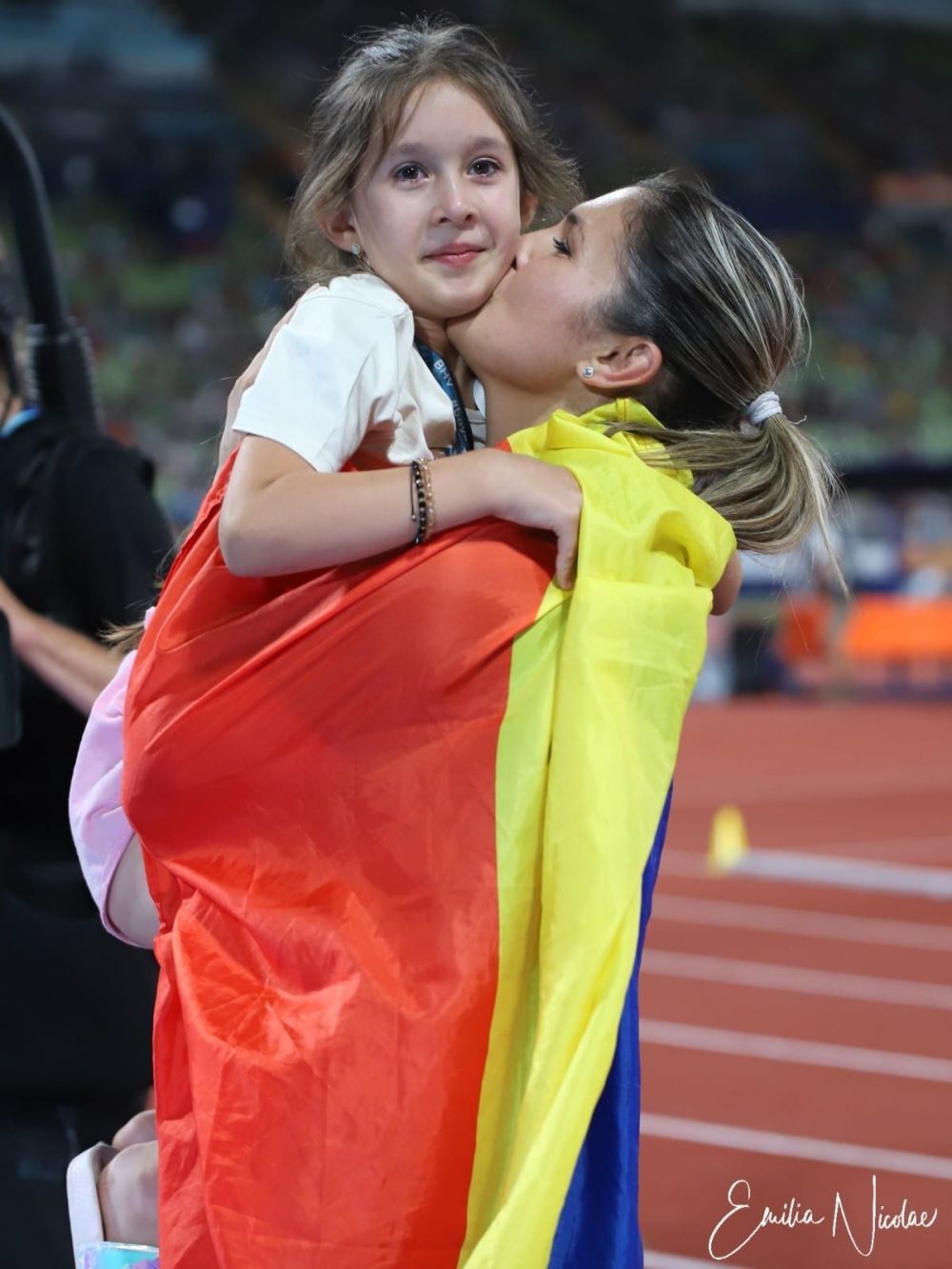 Nicolae Ciucă a reacționat după aurul cucerit la Europene de atleta Bianca Perie Ghelber_5