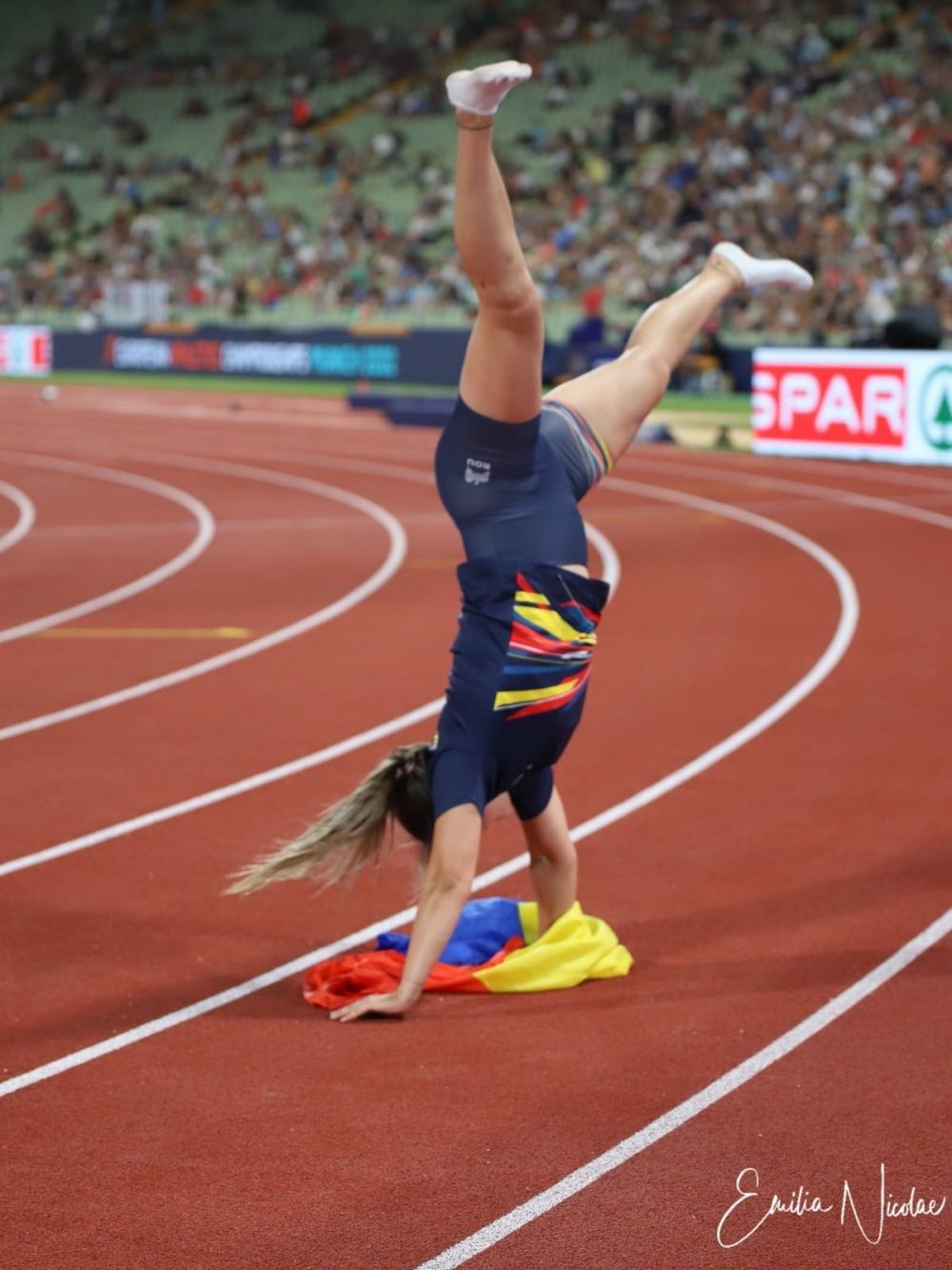 Nicolae Ciucă a reacționat după aurul cucerit la Europene de atleta Bianca Perie Ghelber_7