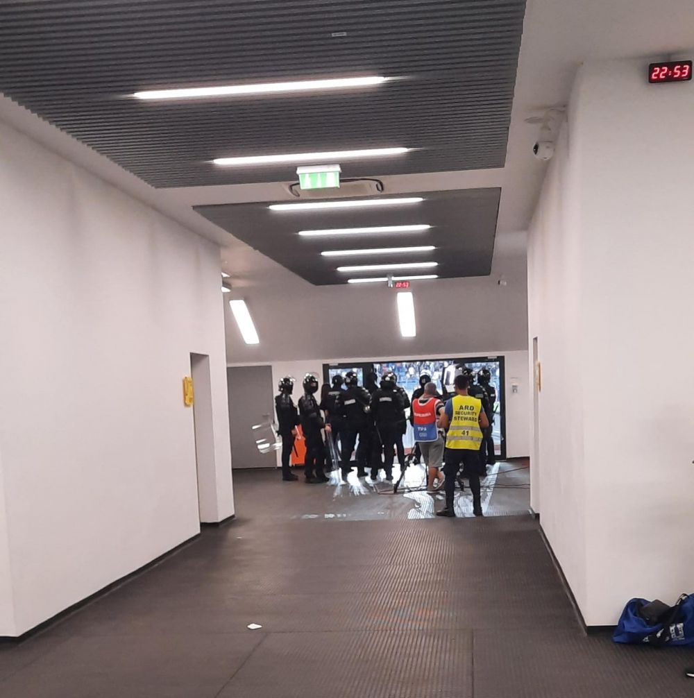 Jandarmii au făcut legea în FCU Craiova - Petrolul Ploiești! Suporterii au fost fugăriți de forțele de ordine. S-au folosit gazele lacrimogene_8