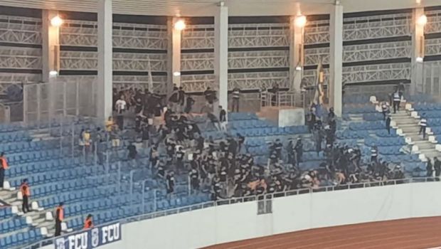 
	Jandarmii au făcut legea în FCU Craiova - Petrolul Ploiești! Suporterii au fost fugăriți de forțele de ordine. S-au folosit gazele lacrimogene
