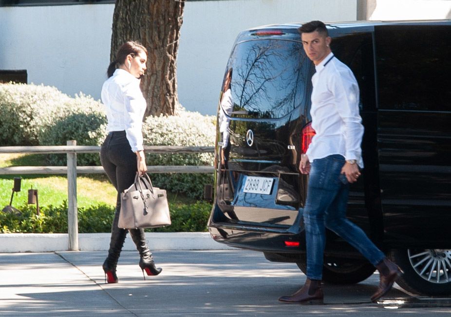 „Ce bărbat norocos e Ronaldo!” Georgina, cu decolteul la vedere într-o rochie ultra-mulată! Apariție incendiară a iubitei fotbalistului _132