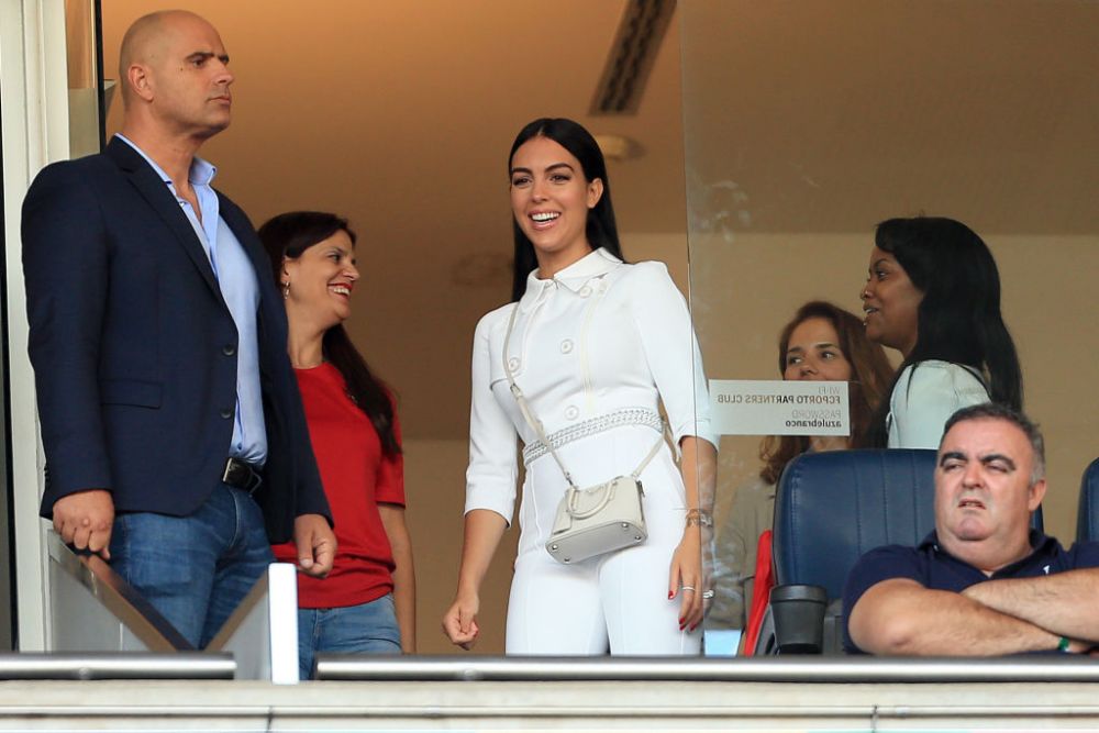 „Ce bărbat norocos e Ronaldo!” Georgina, cu decolteul la vedere într-o rochie ultra-mulată! Apariție incendiară a iubitei fotbalistului _133
