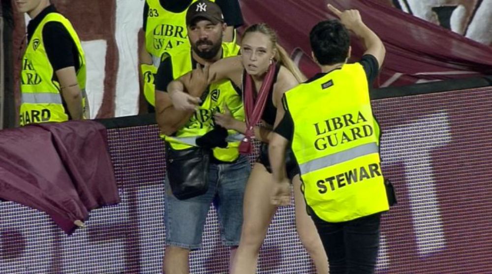 O fană a Rapidului a fost ”salvată” de Cristi Săpunaru! Cum au bruscat-o stewarzii, după meciul cu UTA_1