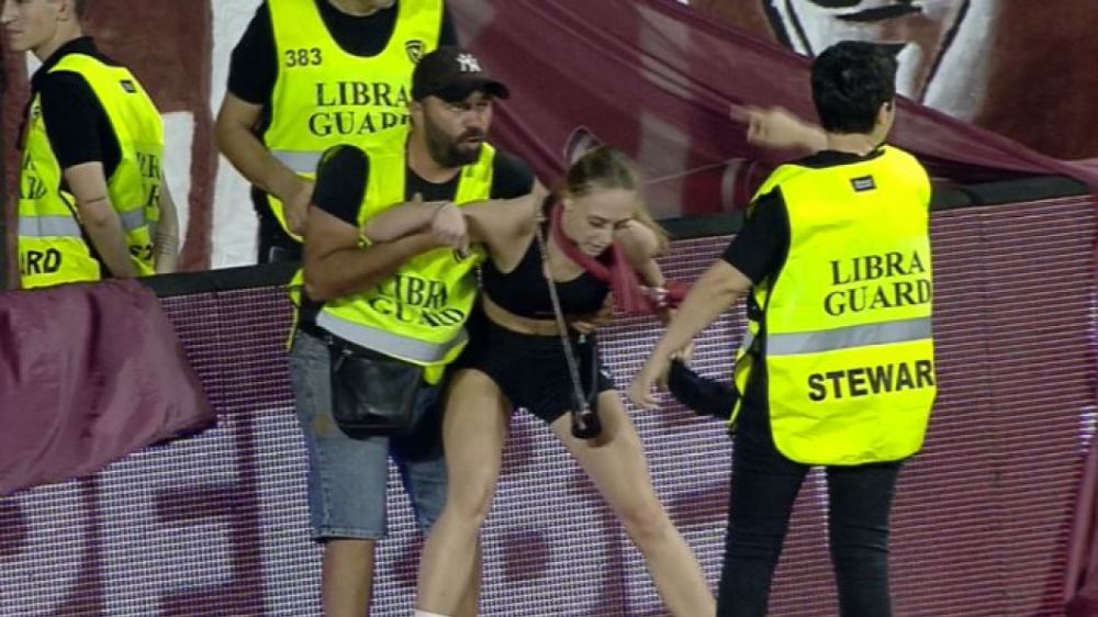 O fană a Rapidului a fost ”salvată” de Cristi Săpunaru! Cum au bruscat-o stewarzii, după meciul cu UTA_3