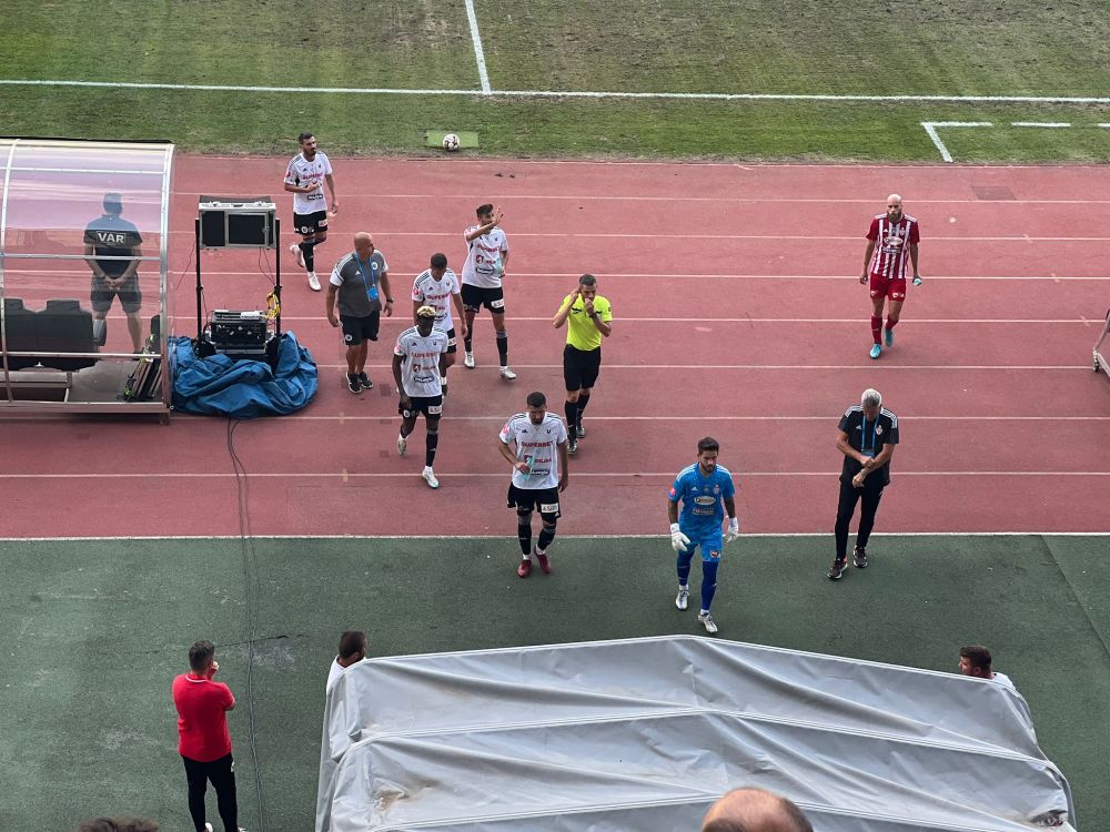 Colțescu a oprit meciul U Cluj - Sepsi din cauza scandărilor la adresa Ungariei! Jucătorii, trimiși la vestiare_13