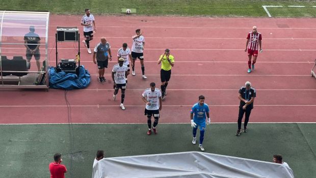 
	Colțescu a oprit meciul U Cluj - Sepsi din cauza scandărilor la adresa Ungariei! Jucătorii, trimiși la vestiare
