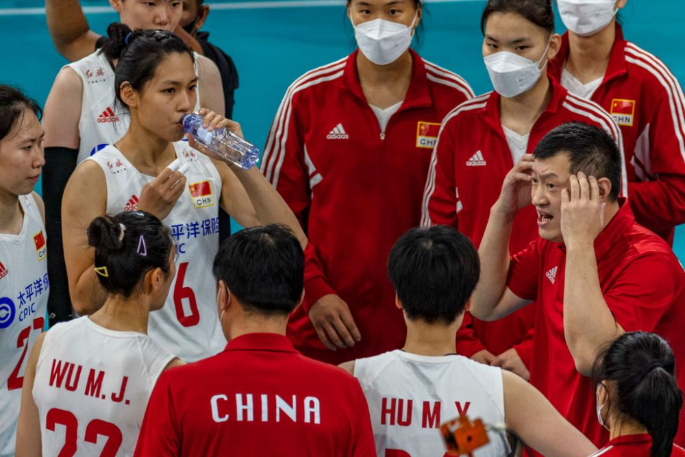 Imagini incredibile din timpul unui meci de volei. Jucătoarele din China au evoluat cu mască pe față: "Vreți să le sufocați?"_1