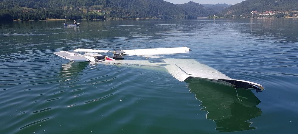 Momentul în care avionul de mici dimensiuni se prăbușește în lacul Colibița.  Imagini cu puternic impact emoțional | VIDEO | Sport.ro