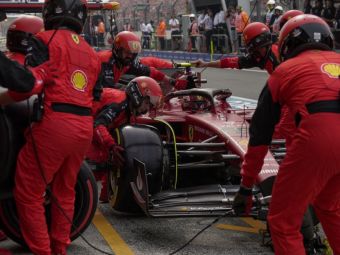 
	Dezastru pentru Ferrari! Fanii au explodat după gafa mecanicilor care au pregătit doar trei roți pentru oprirea lui Carlos Sainz Jr
