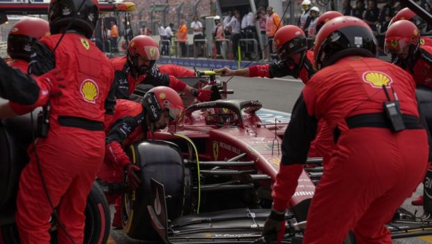 
	Dezastru pentru Ferrari! Fanii au explodat după gafa mecanicilor care au pregătit doar trei roți pentru oprirea lui Carlos Sainz Jr
