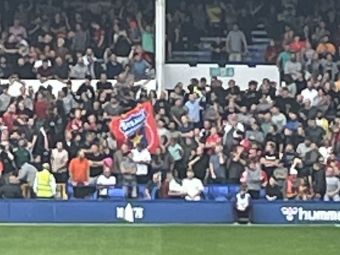 
	Motivul pentru care fanii lui Liverpool îi ironizează pe rivalii de la Everton cu un steag al Stelei
