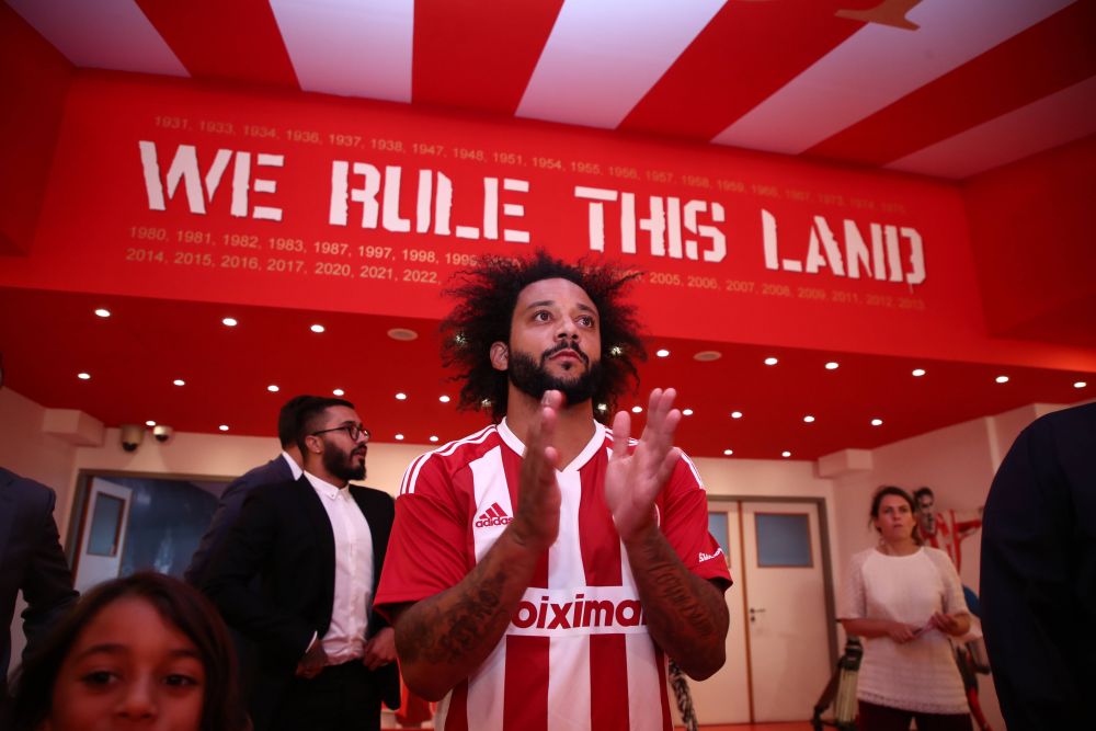 Pur și simplu spectaculos! Marcelo, prezentare de star la Olympiacos. Fanii au luat cu asalt stadionul și i-au pregătit un show pirotehnic_12