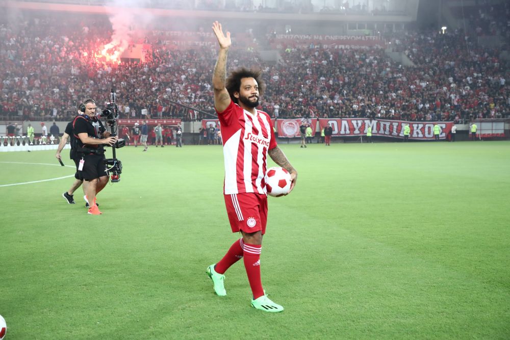 Pur și simplu spectaculos! Marcelo, prezentare de star la Olympiacos. Fanii au luat cu asalt stadionul și i-au pregătit un show pirotehnic_5