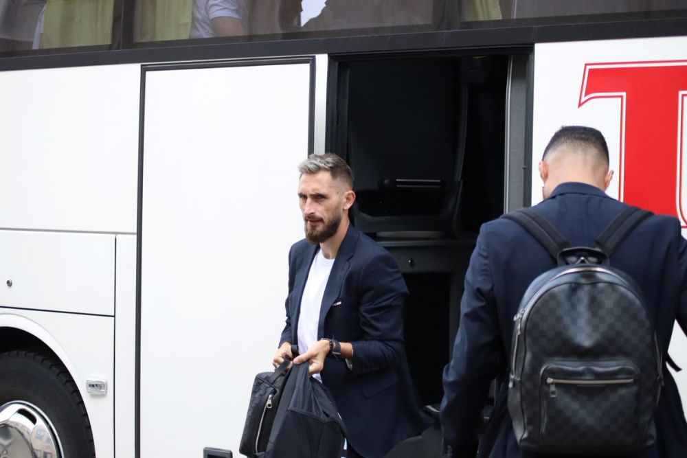 FCSB a plecat spre Londra! Nepotul lui Gigi Becali și Viorel Hrebenciuc au însoțit delegația_2