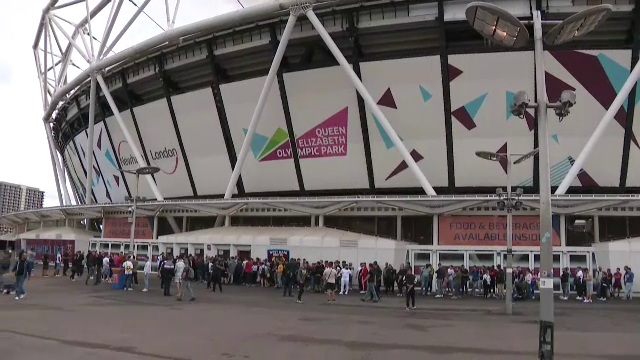 Românii au luat cu asalt casele de bilete înainte de West Ham - FCSB! Cozi uriașe la London Stadium_4