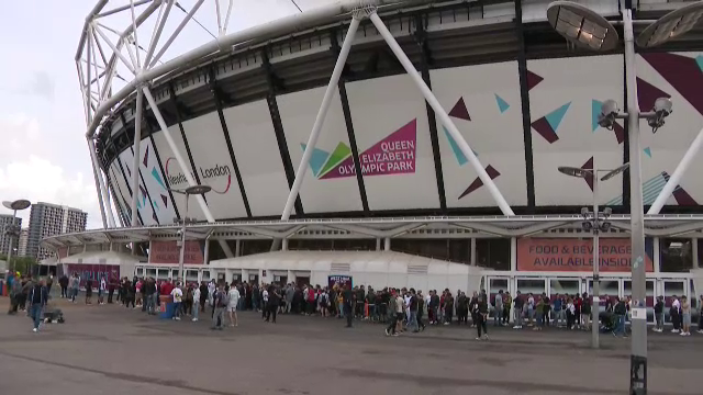 Românii au luat cu asalt casele de bilete înainte de West Ham - FCSB! Cozi uriașe la London Stadium_5