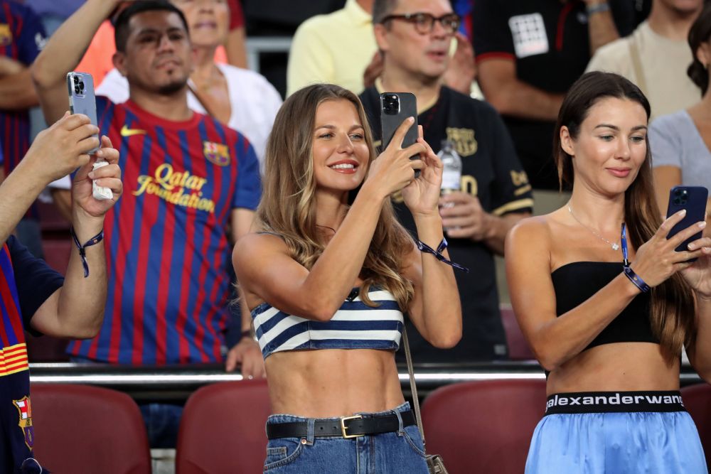 Familia Lewandowski a strălucit pe Camp Nou! Soția sexy a atacantului și-a etalat abdomenul tonifiat sub privirile tuturor _3