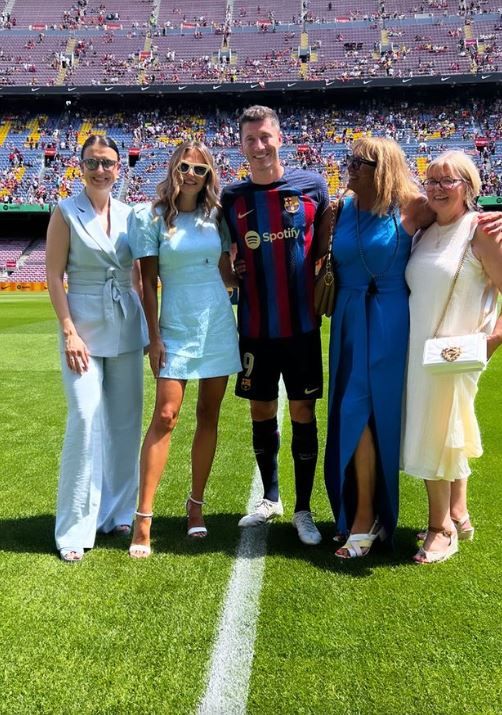 Familia Lewandowski a strălucit pe Camp Nou! Soția sexy a atacantului și-a etalat abdomenul tonifiat sub privirile tuturor _24