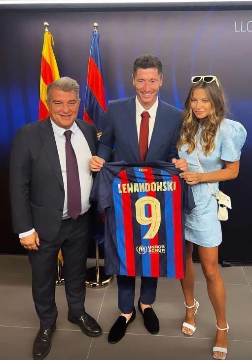 Familia Lewandowski a strălucit pe Camp Nou! Soția sexy a atacantului și-a etalat abdomenul tonifiat sub privirile tuturor _26