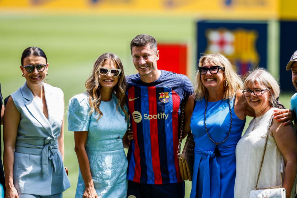 Familia Lewandowski a strălucit pe Camp Nou! Soția sexy a atacantului și-a etalat abdomenul tonifiat sub privirile tuturor _30