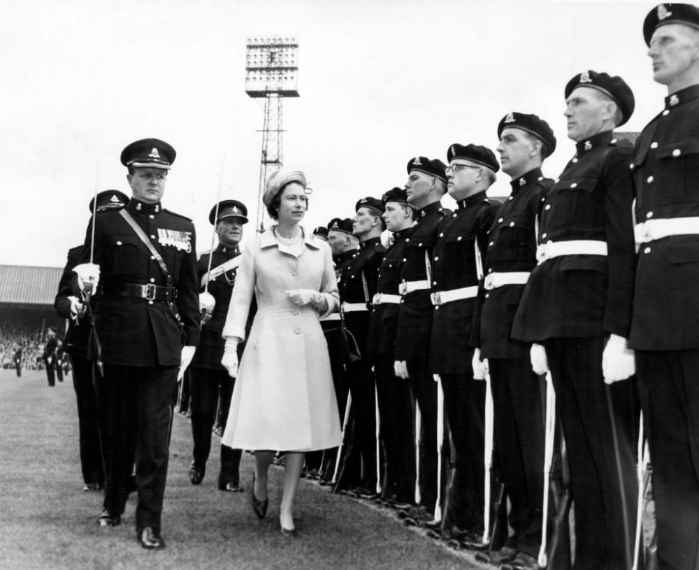 Regina Elisabeta a II-a și momentele marcante din fotbal! Imagini de colecție de-a lungul istoriei _11