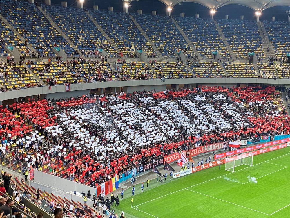 Fanii lui Dinamo, "croșeu" către CSA Steaua: "Nu vă mai alintați!" Ce a mai conținut bannerul_2