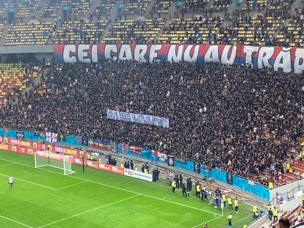 Fanii lui Dinamo, "croșeu" către CSA Steaua: "Nu vă mai alintați!" Ce a mai conținut bannerul_7
