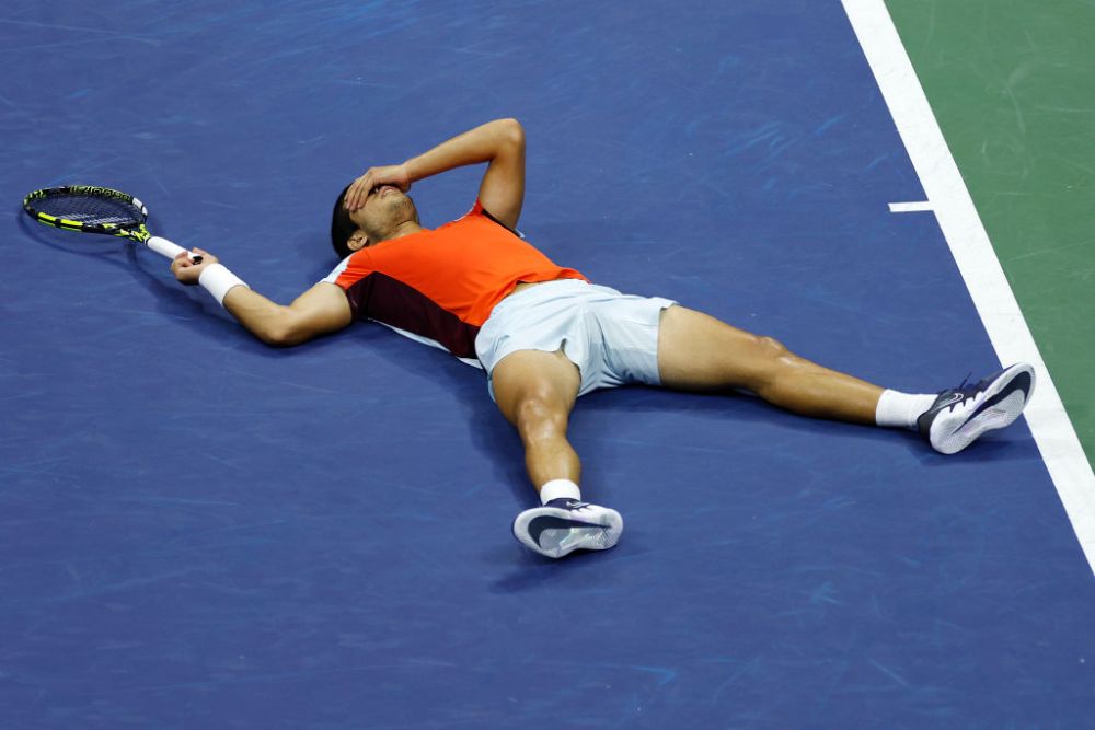 Implacabil! Carlos Alcaraz poate să facă orice pe terenul de tenis: „punctele imposibile” câștigate în semifinala cu Tiafoe_10