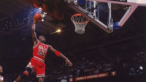 
	Michael Jordan a stabilit un nou record. Suma impresionantă cu care s-a vândut tricoul purtat în 1998, în NBA
