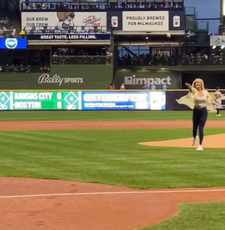 "Cea mai sexy femeie din lume", apariție spectaculoasă la un meci de baseball. A avut aruncarea de start la New York Yankees_3