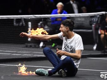 
	A înnebunit lumea! Un spectator-problemă și-a dat foc pe teren la Cupa Laver, sub ochii lui Federer! Ce s-a întâmplat la Londra
