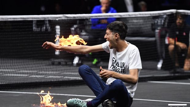
	A înnebunit lumea! Un spectator-problemă și-a dat foc pe teren la Cupa Laver, sub ochii lui Federer! Ce s-a întâmplat la Londra
