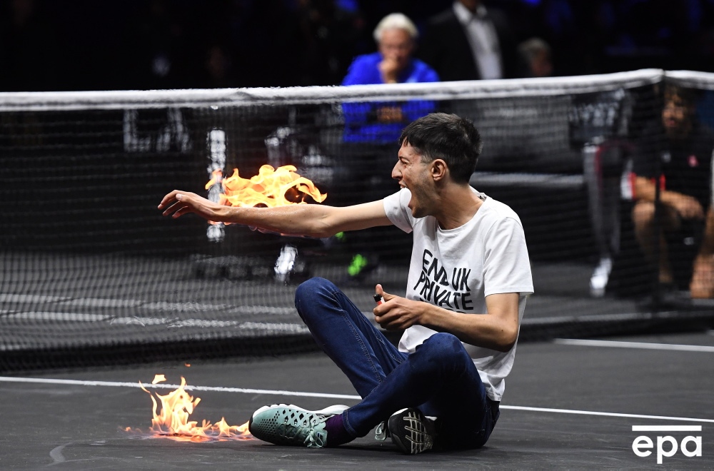 Protestatarul care și-a foc pe teren la Cupa Laver a făcut-o cu un motiv! Cum i-a „demascat” pe marii Federer și Djokovic_4