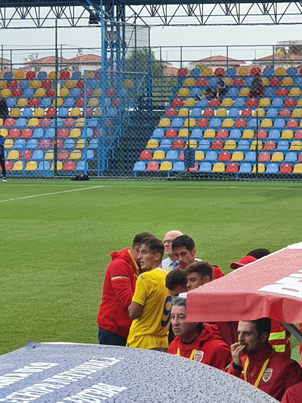 S-a rupt gardul cu ei! Un jucător al României U19 s-a accidentat în timp ce sărbătorea golul și a fost dus la spital_5