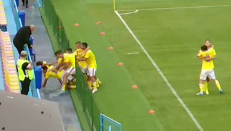 S-a rupt gardul cu ei! Un jucător al României U19 s-a accidentat în timp ce sărbătorea golul și a fost dus la spital_15