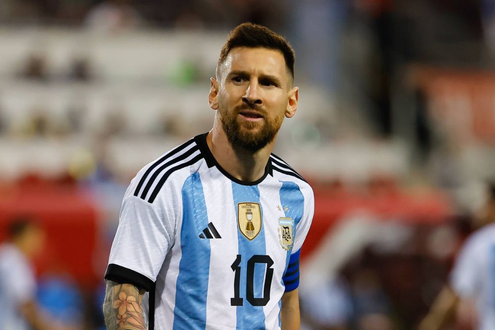 Leo Messi, show total: dublă pentru Argentina, inclusiv un gol din lovitură liberă și autograf dat pe teren_1