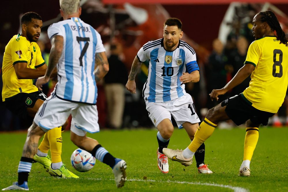 Leo Messi, show total: dublă pentru Argentina, inclusiv un gol din lovitură liberă și autograf dat pe teren_2