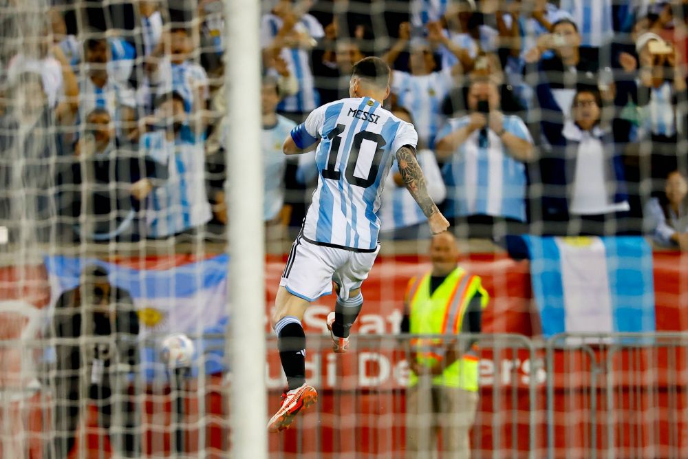 Leo Messi, show total: dublă pentru Argentina, inclusiv un gol din lovitură liberă și autograf dat pe teren_11